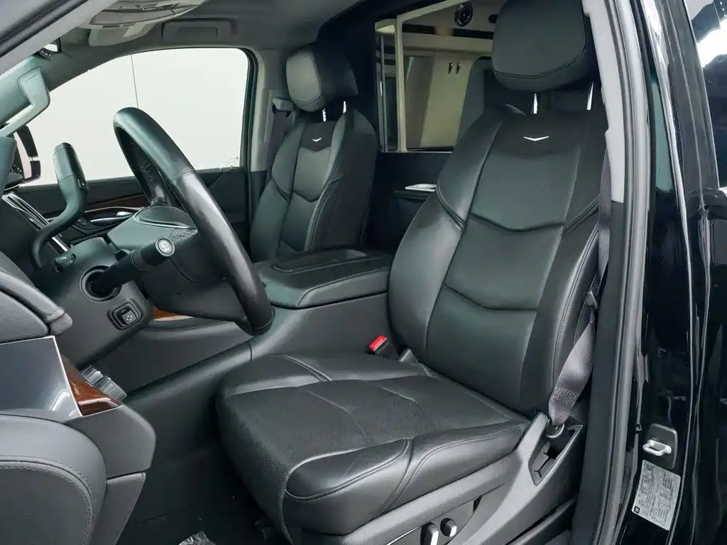 Cadillac Escalade — миниатюра 11