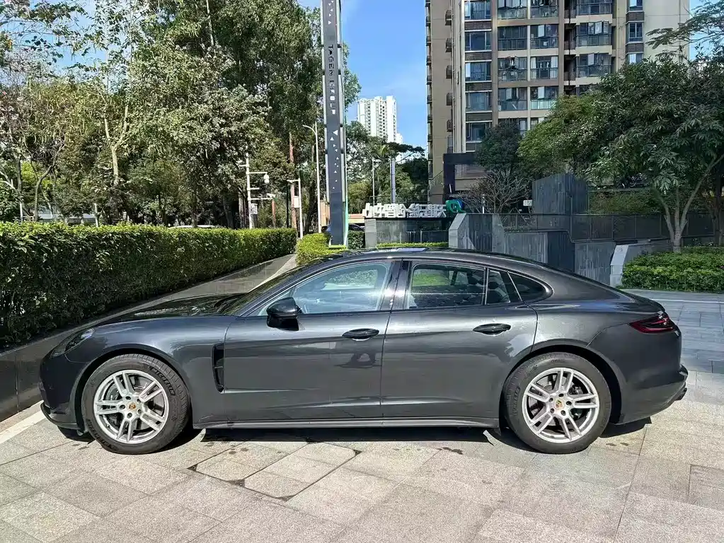 PORSCHE PANAMERA