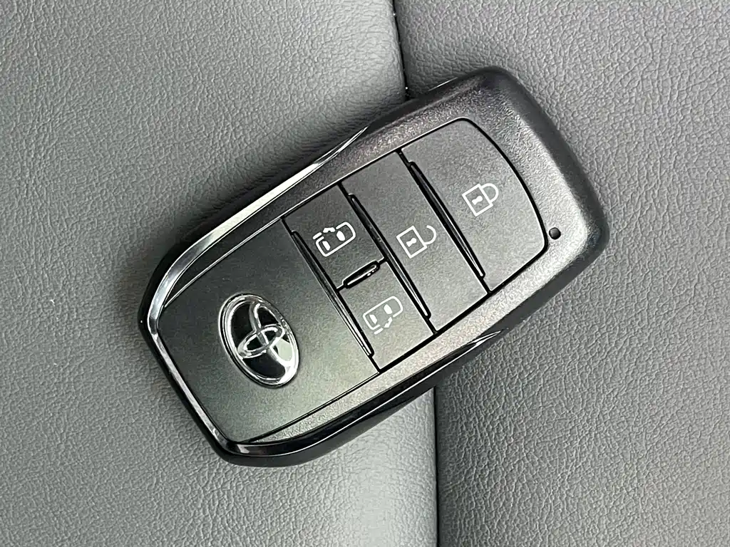 Toyota Granvia — миниатюра 15