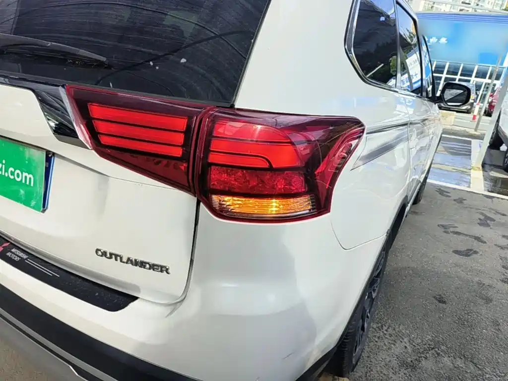 Mitsubishi Outlander — миниатюра 8