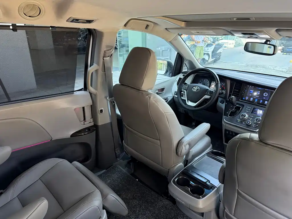 Toyota Sienna — миниатюра 7