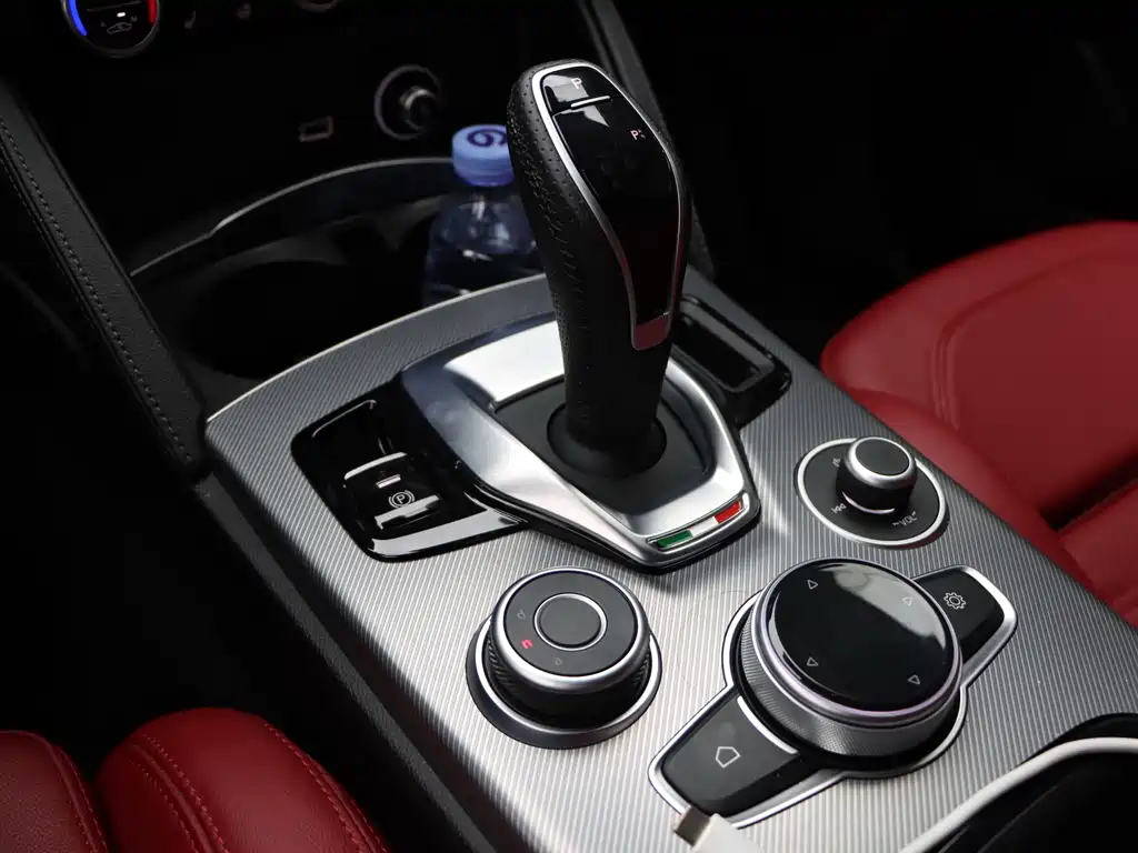 Alfa Romeo Stelvio — миниатюра 23