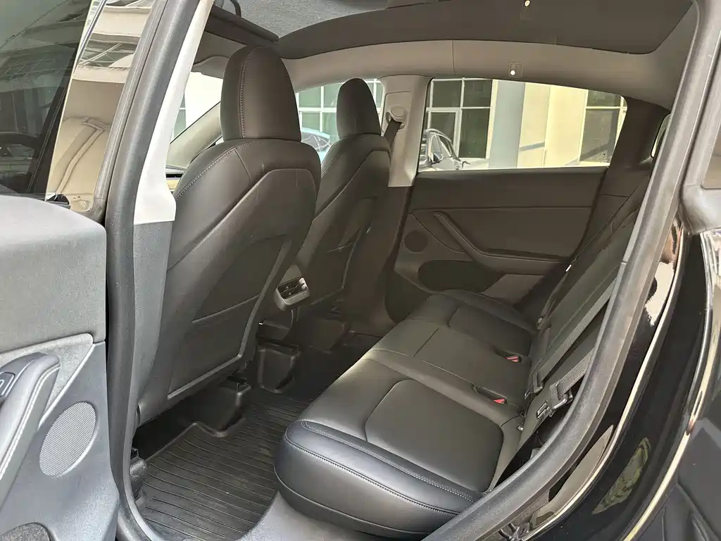 Tesla Model Y — миниатюра 8