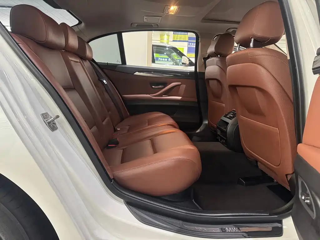 BMW 5 Series — миниатюра 12