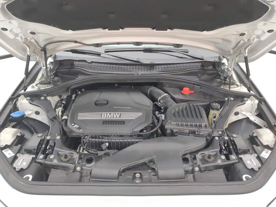 BMW 1 Series 1.5 л 2023 г. Белый, пробег 26400 км
