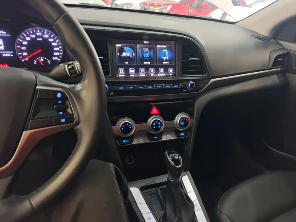 Hyundai Elantra — миниатюра 10
