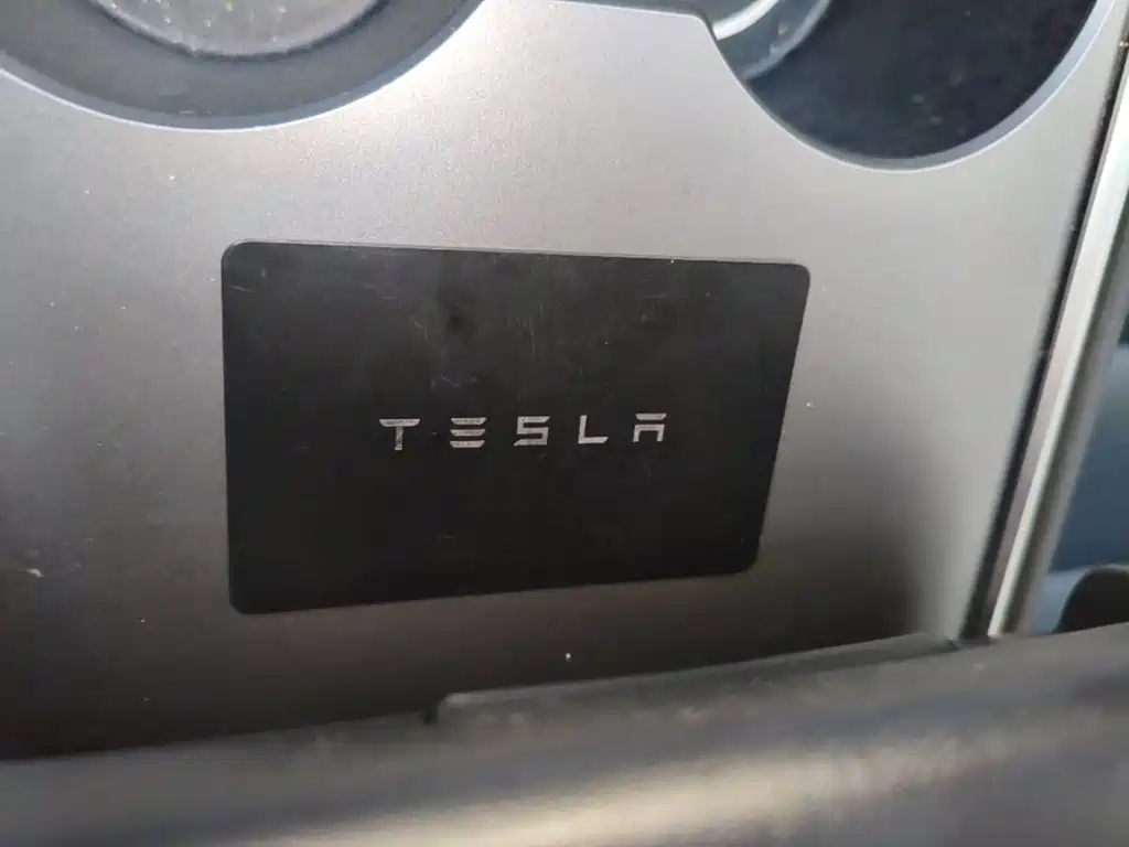 Tesla Model Y — миниатюра 9