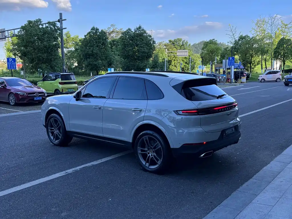 Porsche Cayenne — миниатюра 8