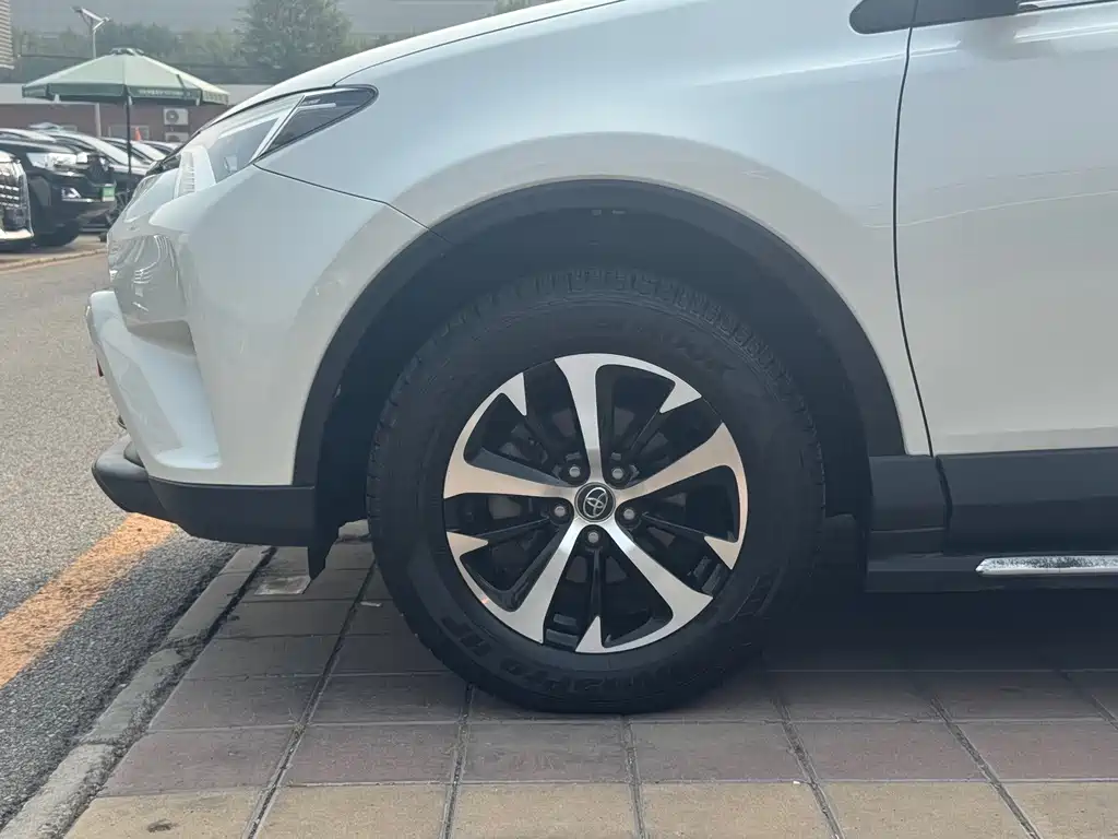 Toyota RAV4 — миниатюра 3