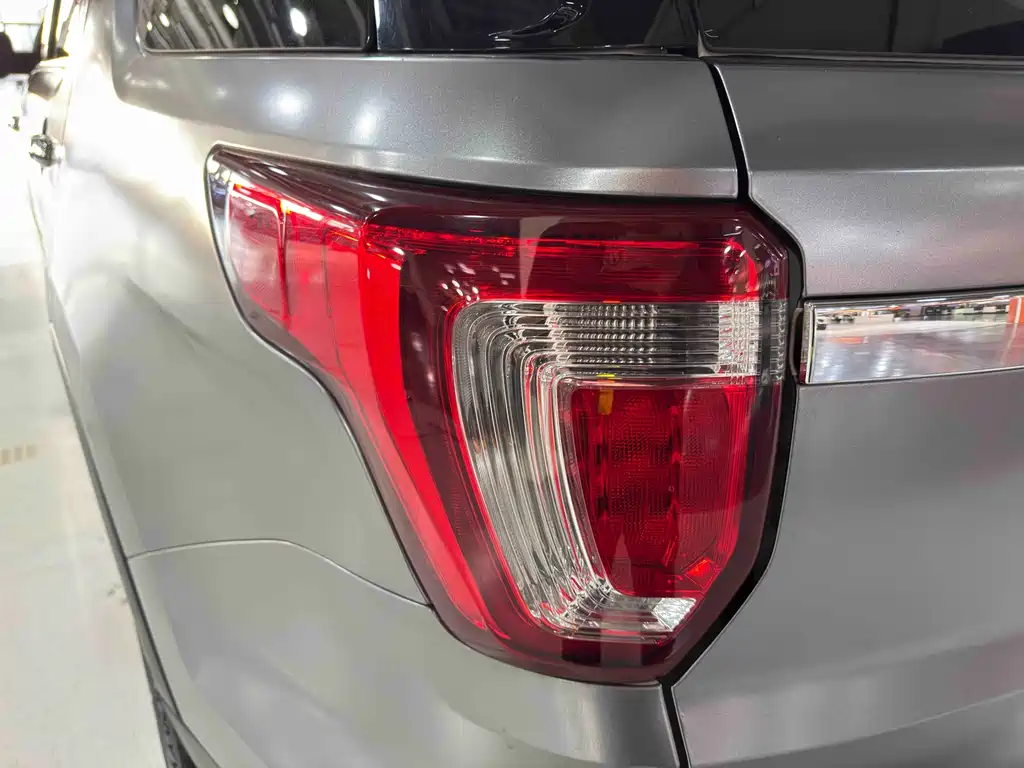 Ford Explorer (Import) — миниатюра 20