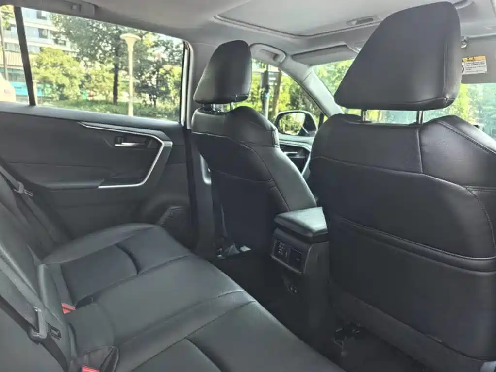 Toyota RAV4 — миниатюра 7