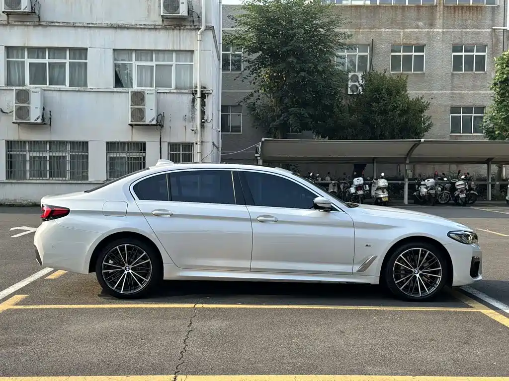 BMW 5 Series — миниатюра 5