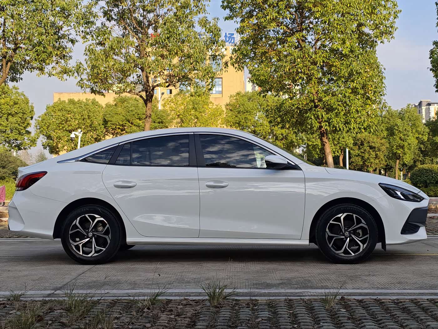 MG MG5 1.5 л 2022 г. Белый, пробег 15000 км