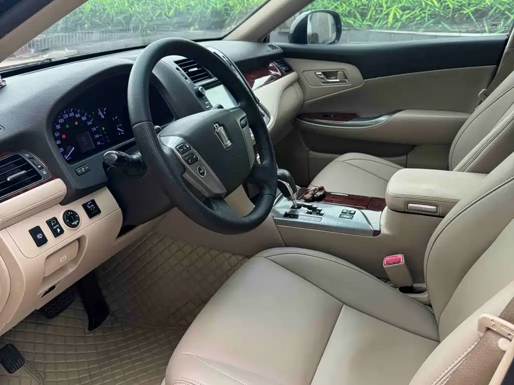 Toyota Crown — миниатюра 8