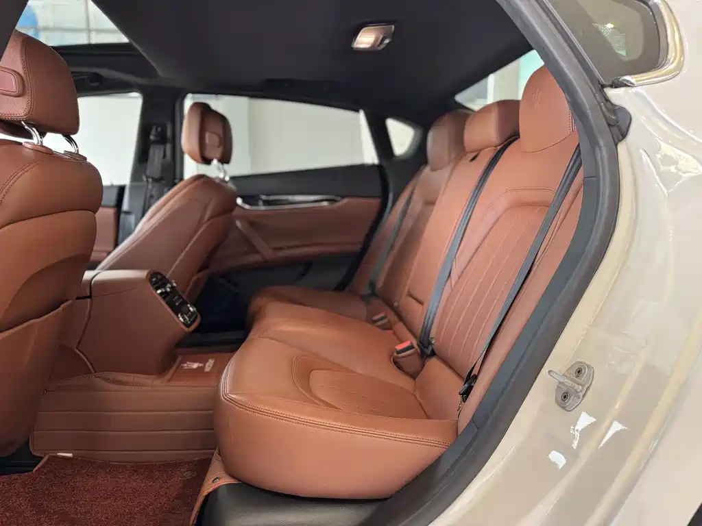 Maserati Quattroporte — миниатюра 9
