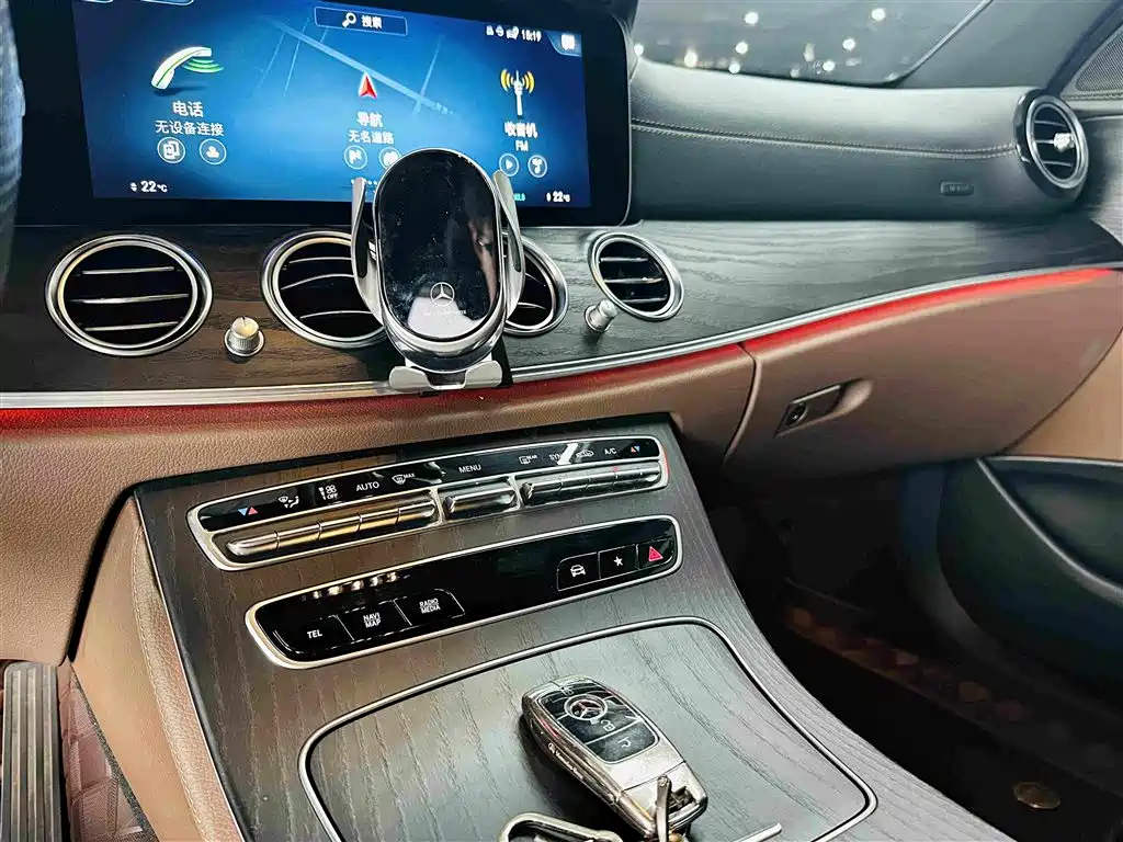 Mercedes-Benz E-Class — миниатюра 13