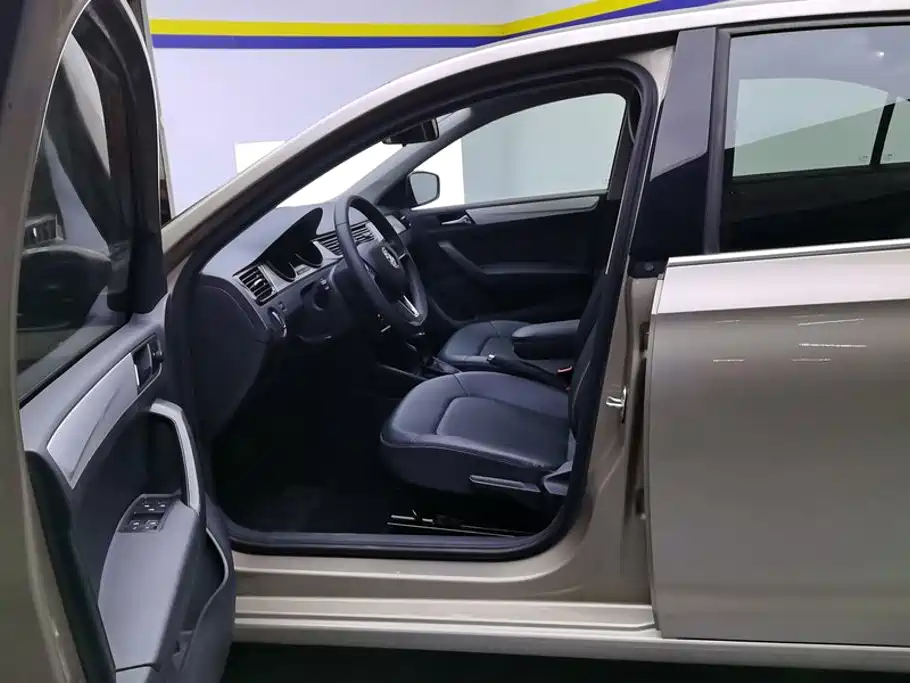 Skoda Rapid — миниатюра 9