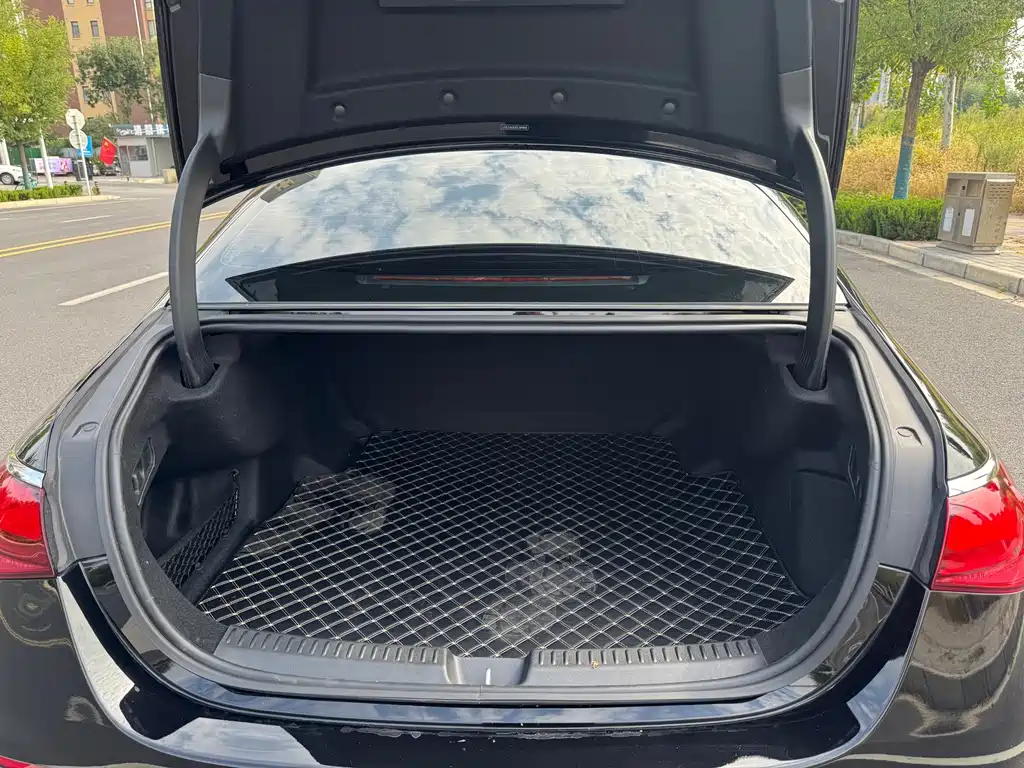 Mercedes-Benz E-Class — миниатюра 12