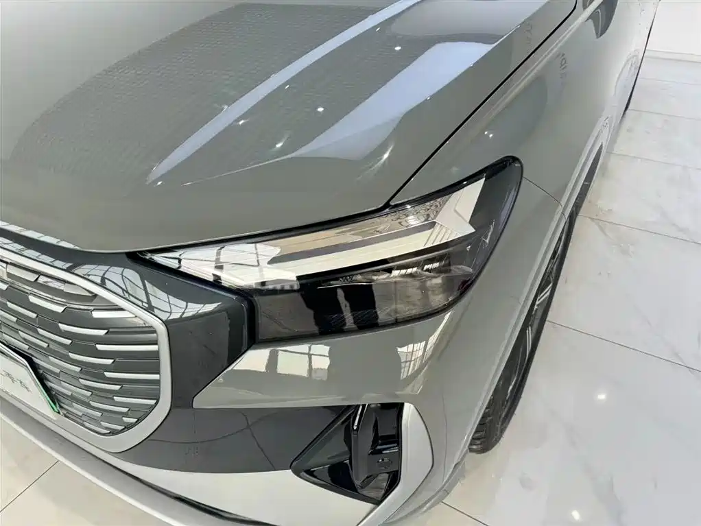 AUDI Q4 E TRON