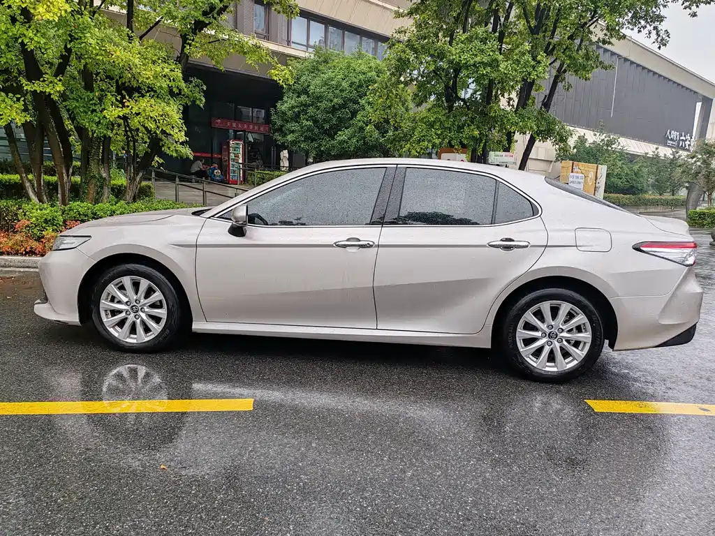 Toyota Camry — миниатюра 8