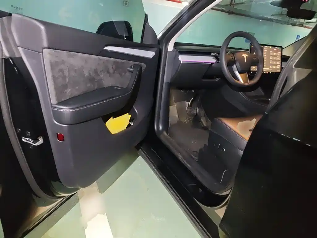 Tesla Model Y — миниатюра 17