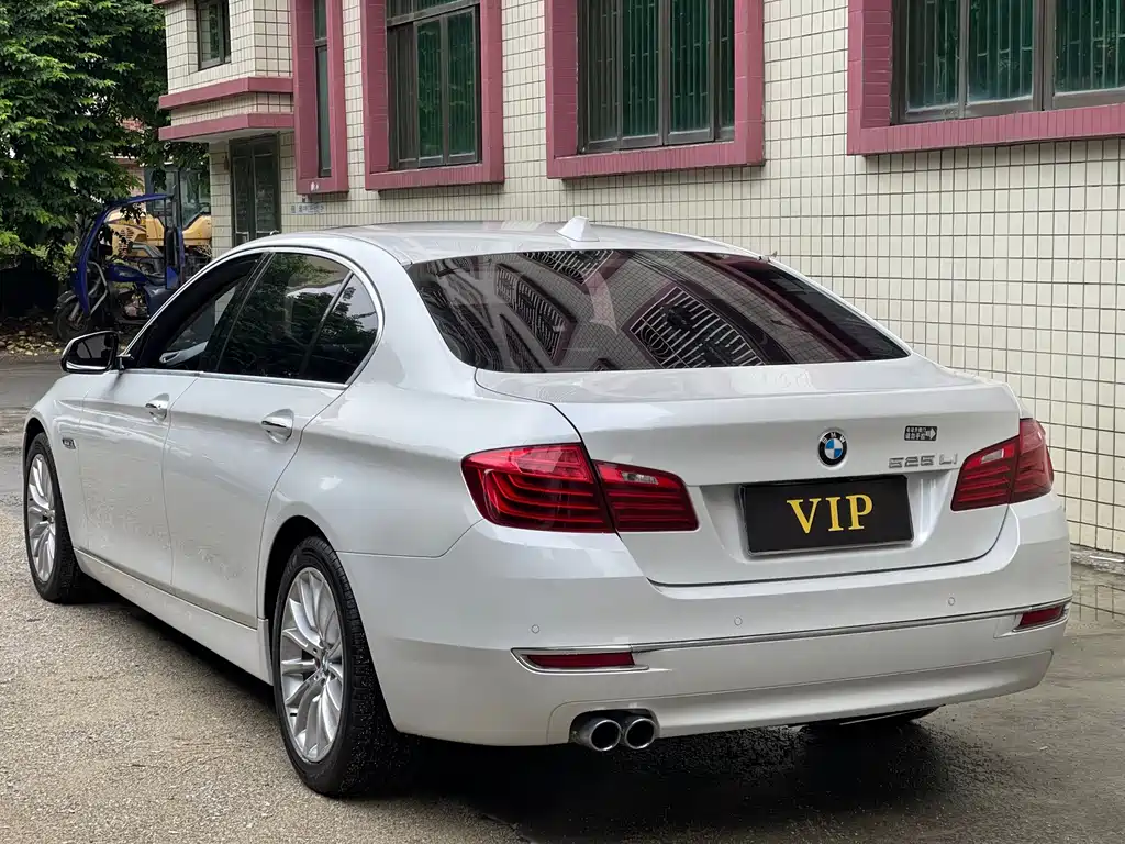 BMW 5 Series — миниатюра 9