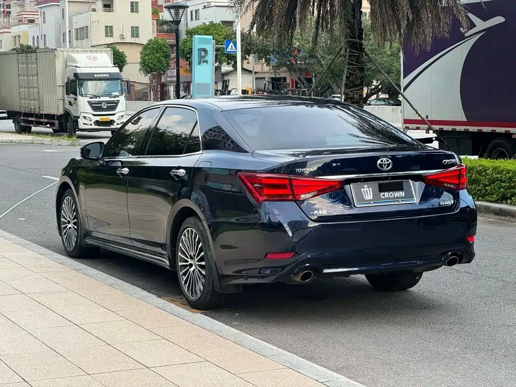 Toyota Crown — миниатюра 5