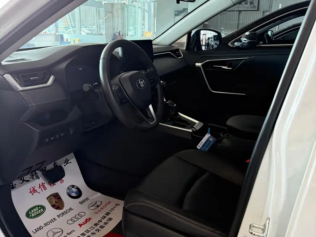 Toyota RAV4 — миниатюра 5