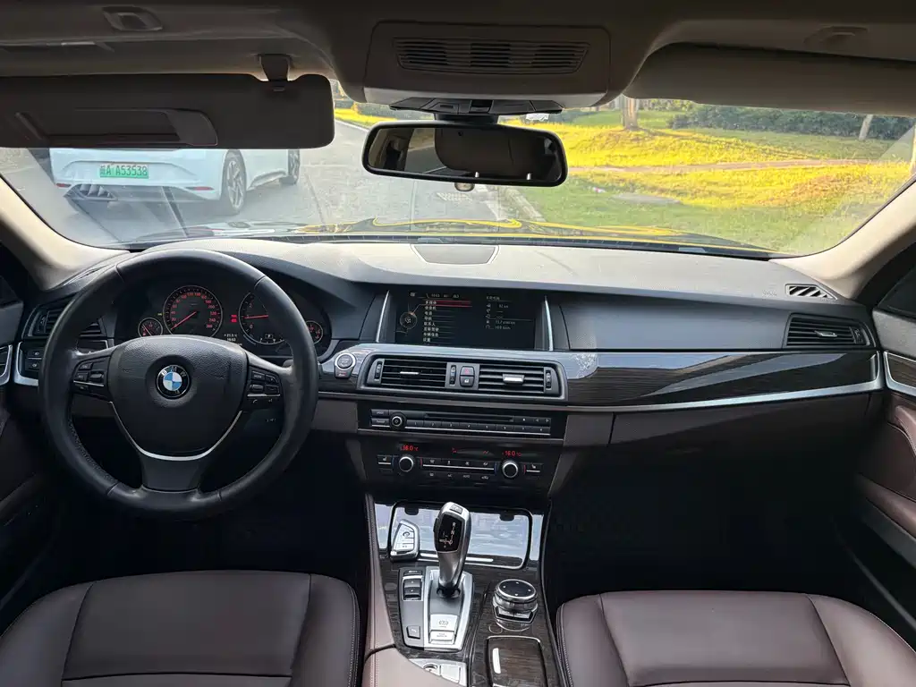 BMW 5 Series — миниатюра 12