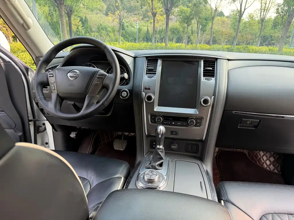 Nissan Patrol — миниатюра 10