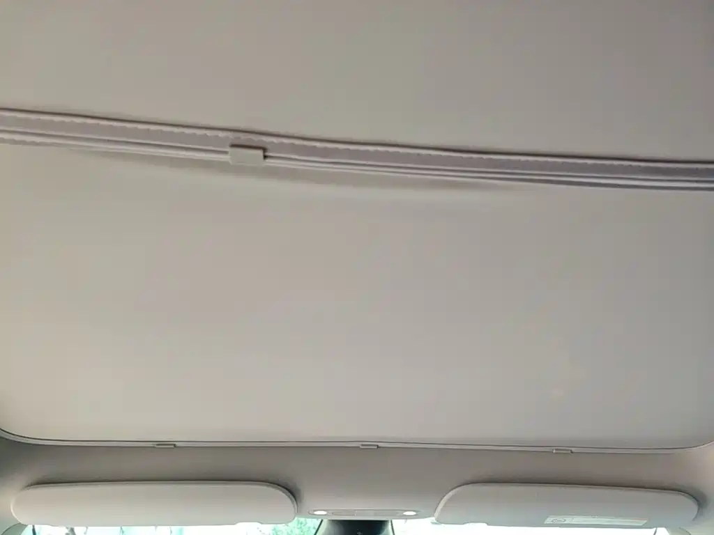 Tesla Model Y — миниатюра 18