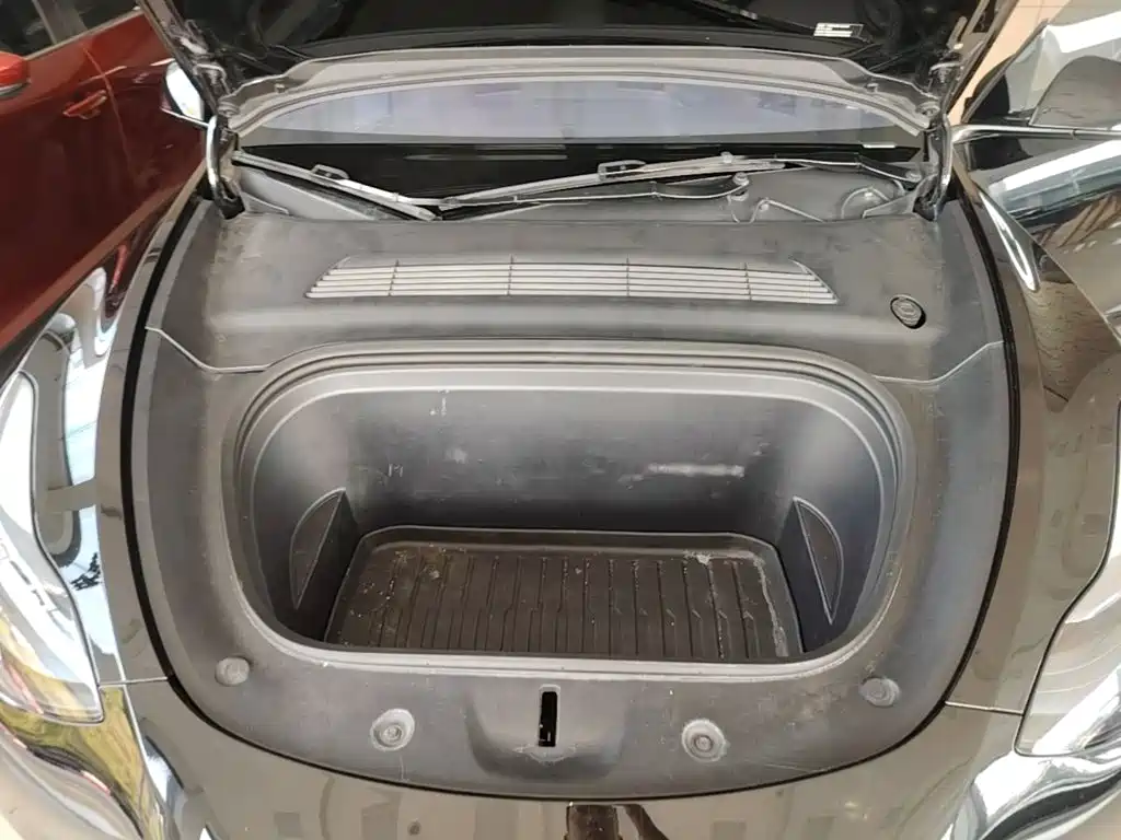 Tesla Model Y — миниатюра 20