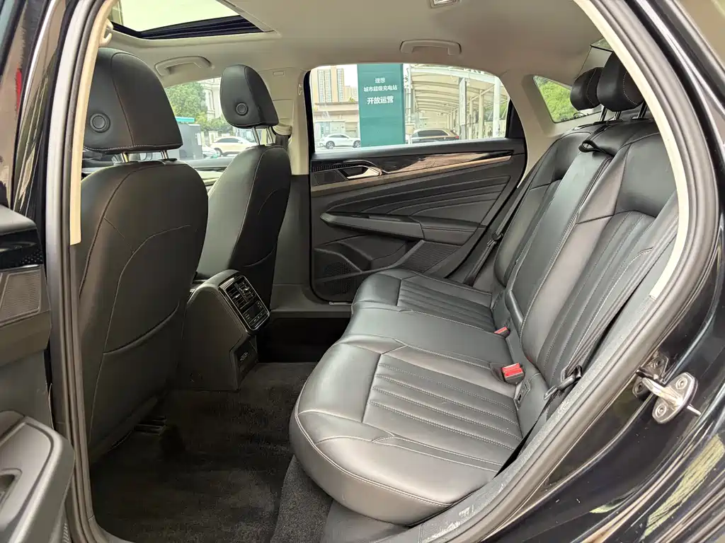 Volkswagen Passat PHEV — миниатюра 12