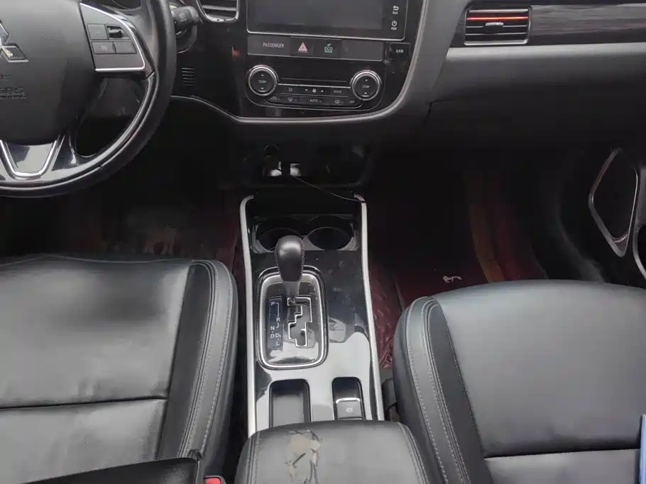 Mitsubishi Outlander — миниатюра 16