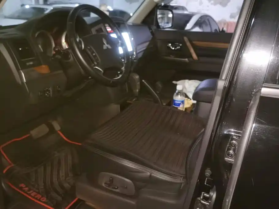 Mitsubishi Pajero (Import) — миниатюра 8