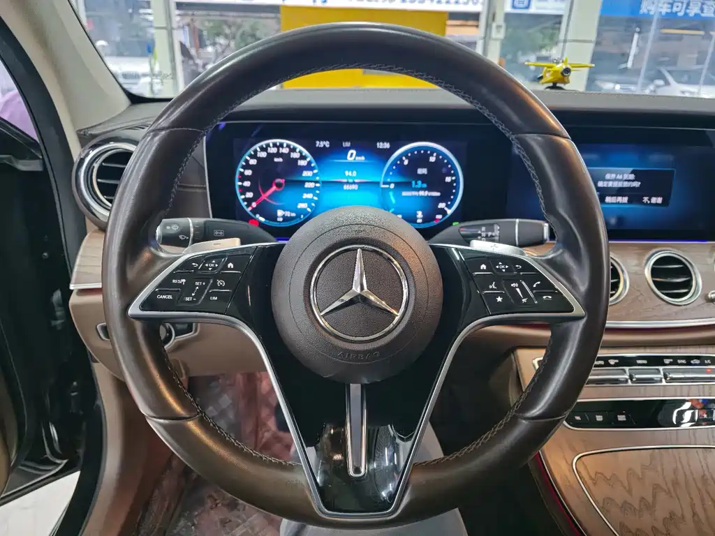 Mercedes-Benz E-Class — миниатюра 9