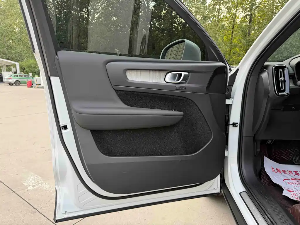 Volvo XC40 — миниатюра 9