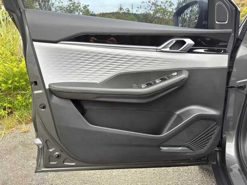 Geely Binyue — миниатюра 15