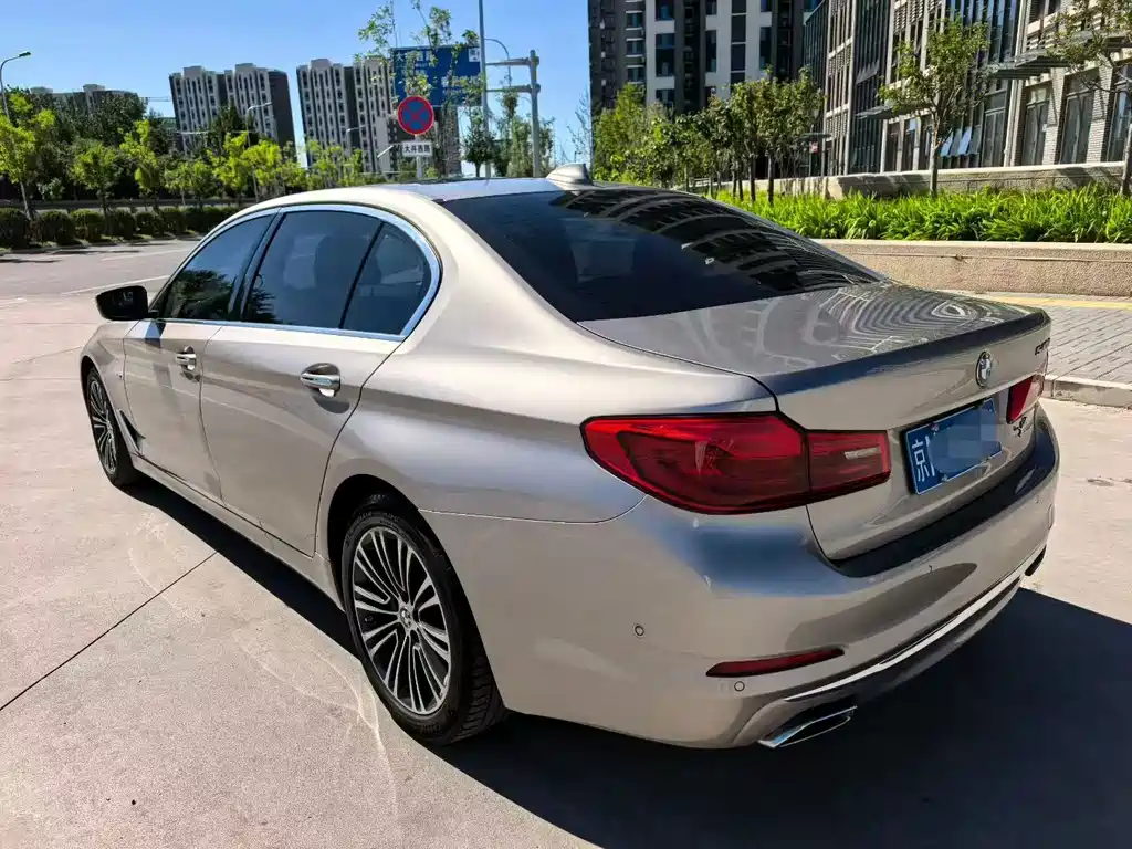 BMW 5 Series — миниатюра 10