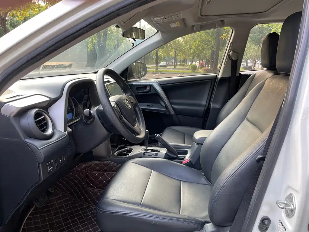 Toyota RAV4 — миниатюра 5