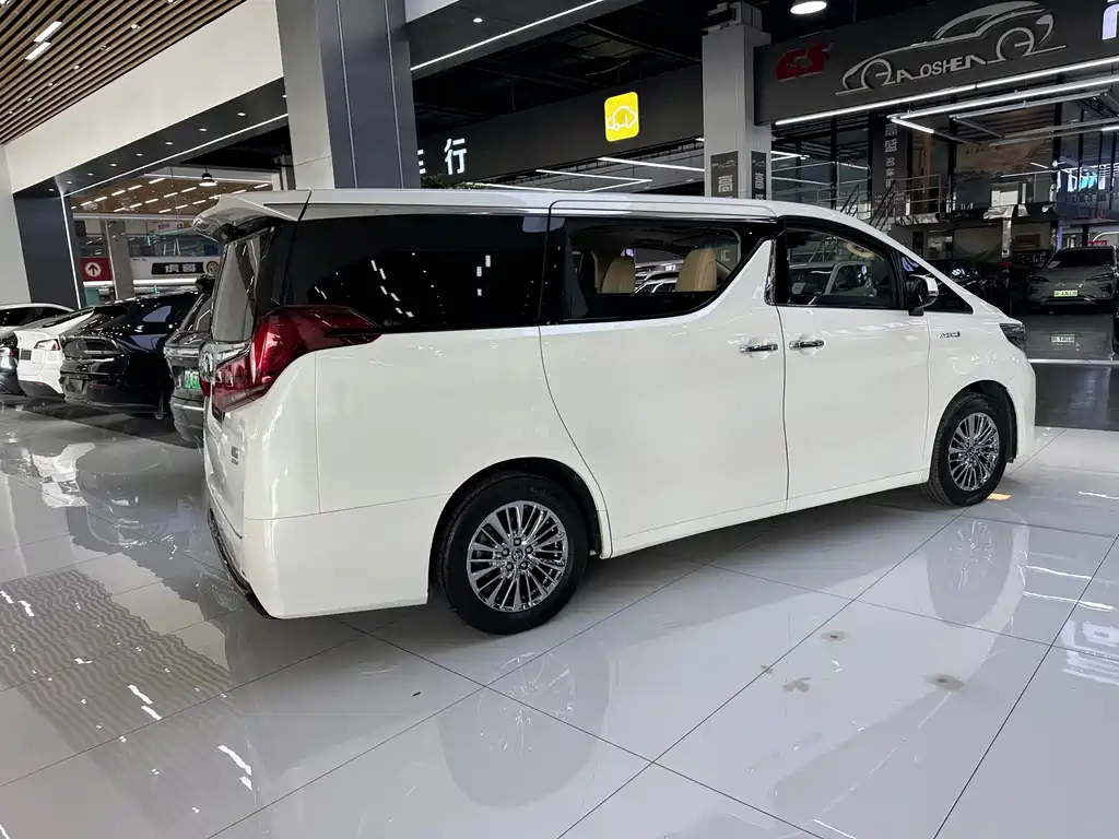Toyota Alphard — миниатюра 27