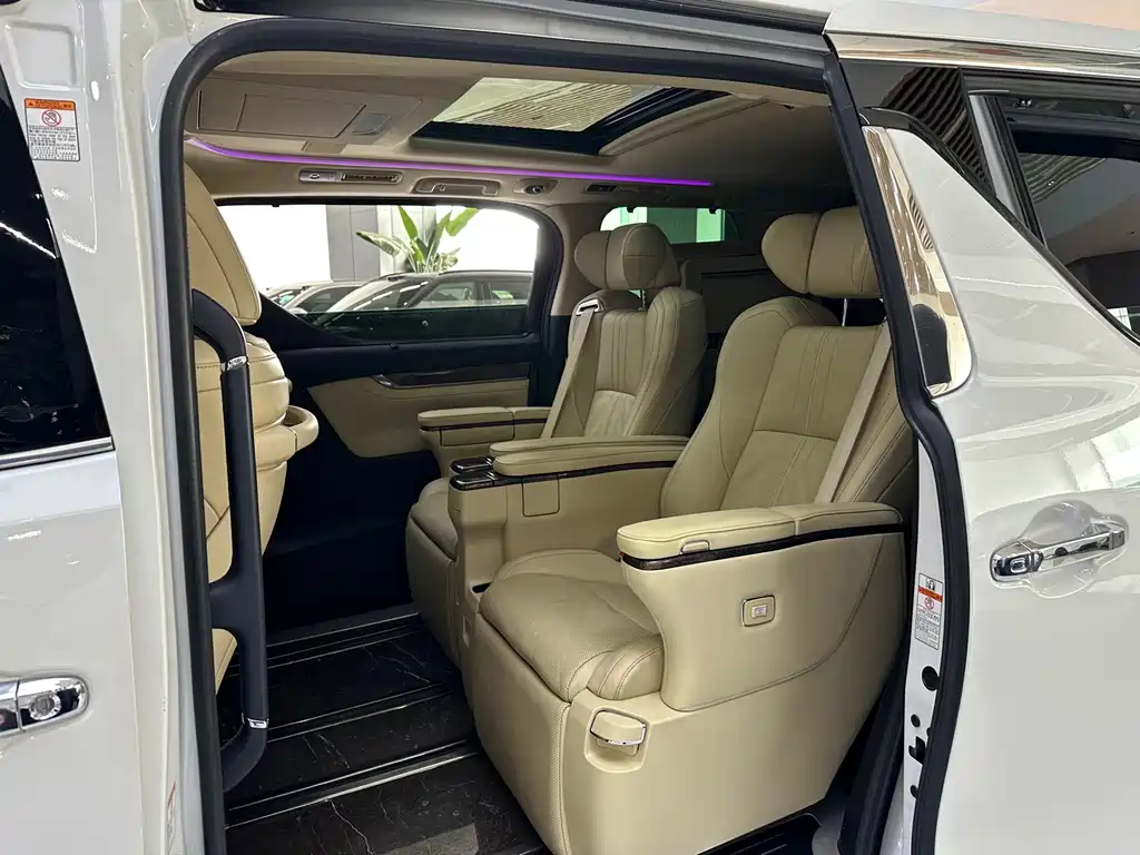 Toyota Alphard — миниатюра 13
