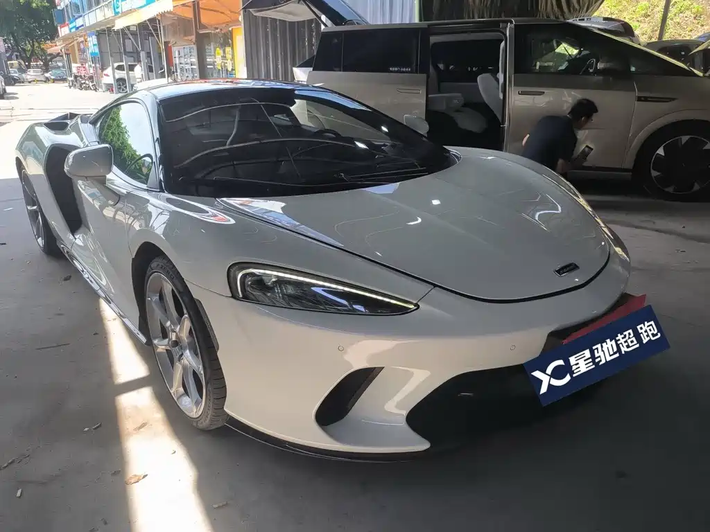 McLaren GT
