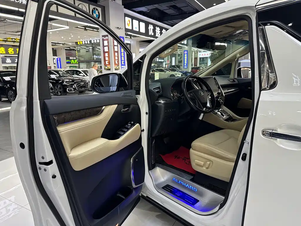 Toyota Alphard — миниатюра 9