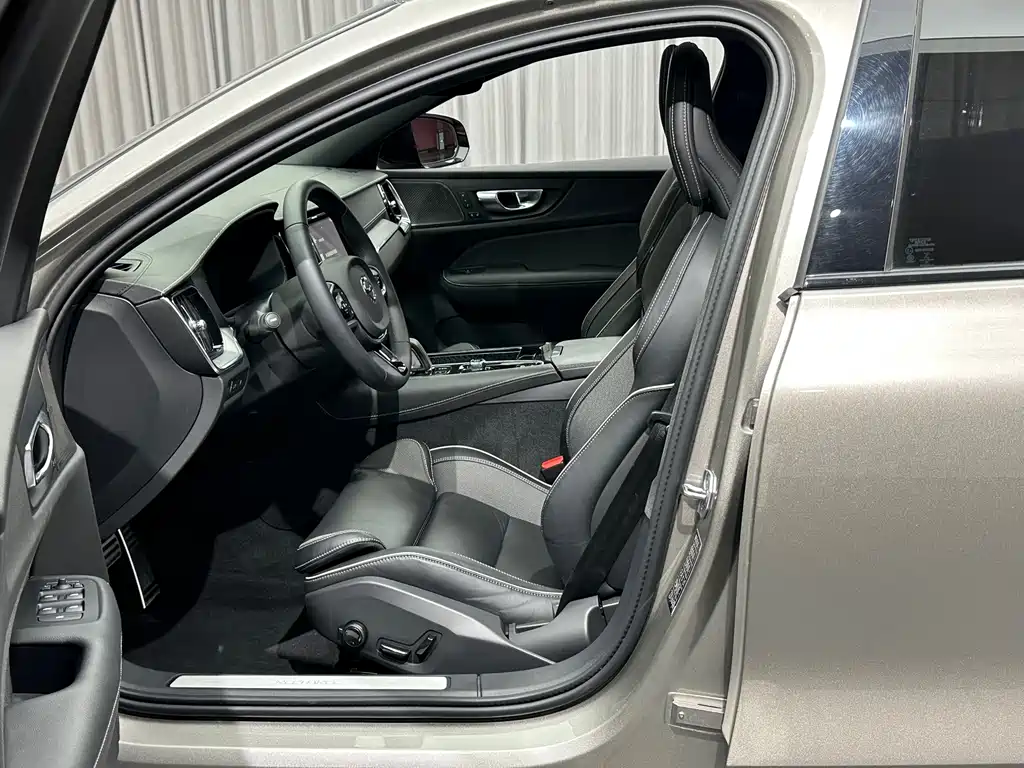 Volvo S60 PHEV — миниатюра 10