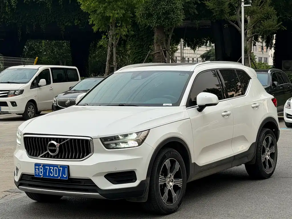 Купить Volvo XC40
