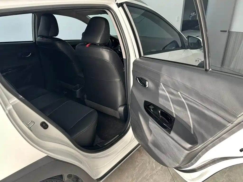 Toyota Yaris L — миниатюра 10