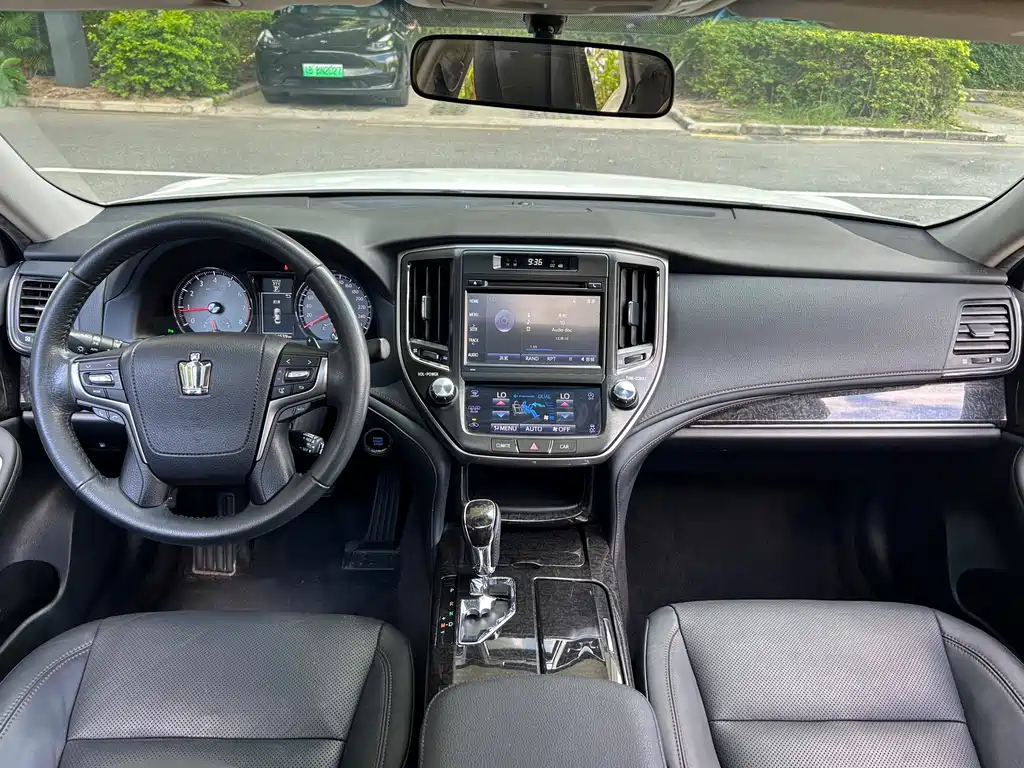 Toyota Crown — миниатюра 7