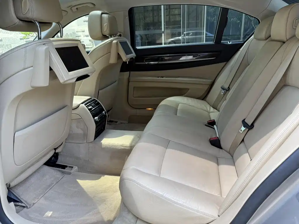 BMW 7 Series — миниатюра 8