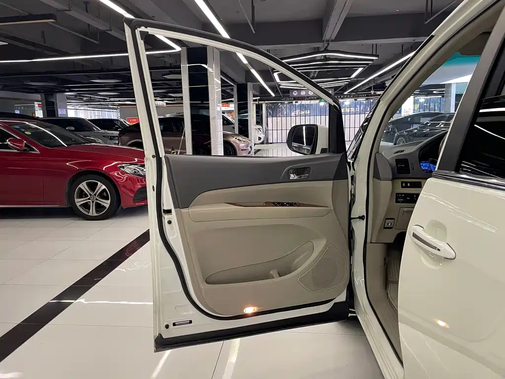BYD M6 — миниатюра 35